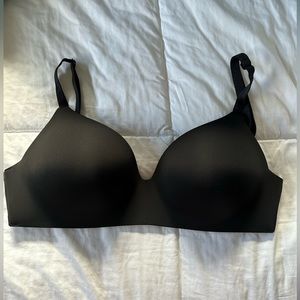 Victoria’s Secret t-shirt, lightly lined wireless bra. Size 36 DD Black